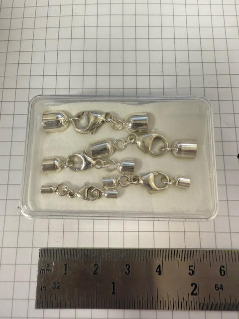 Zilver 925/- oud-showdoosje: karabijnen met eindstukken