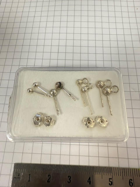 Zilver 925/- oud-showdoosje: 4 paar 3 - 4 mm